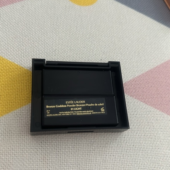 Estée Lauder - Bronze Goddess Powder Bronzer - Picture 3 of 3